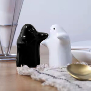 Salt and Pepper Seasoning and Spice Shakers Cute...
